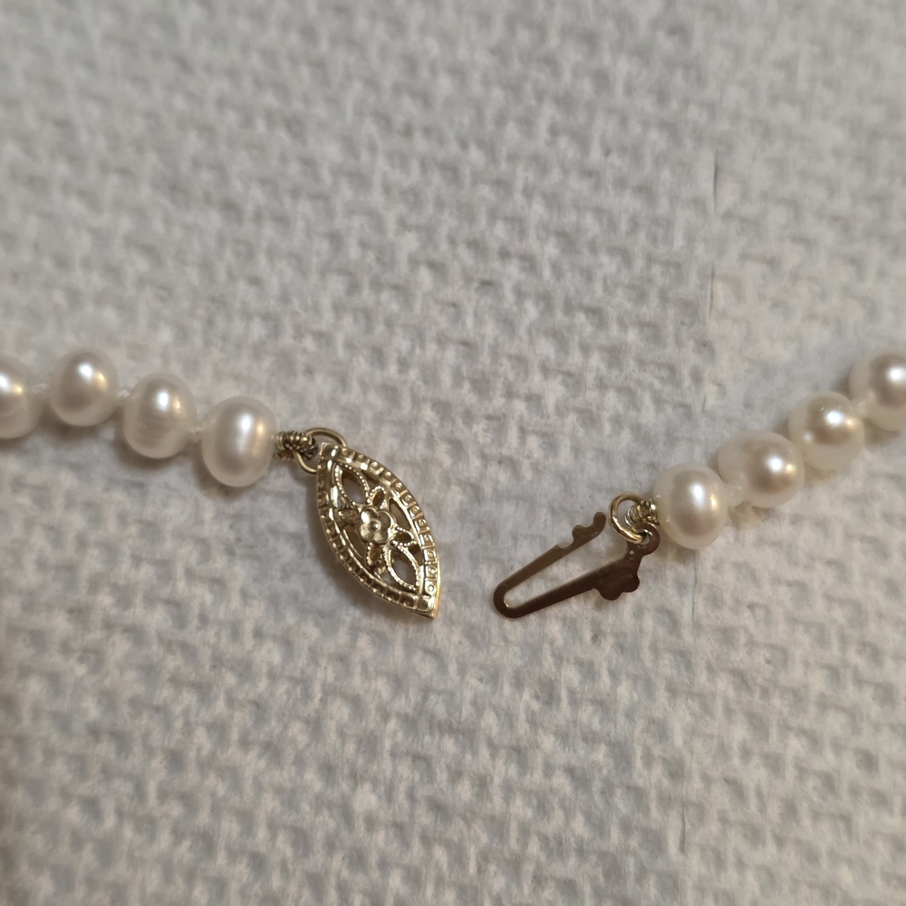 Elegant Fresh Water Pearl Chocker Necklace with 14k Yellow Gold Clasp - Picture 8 of 9